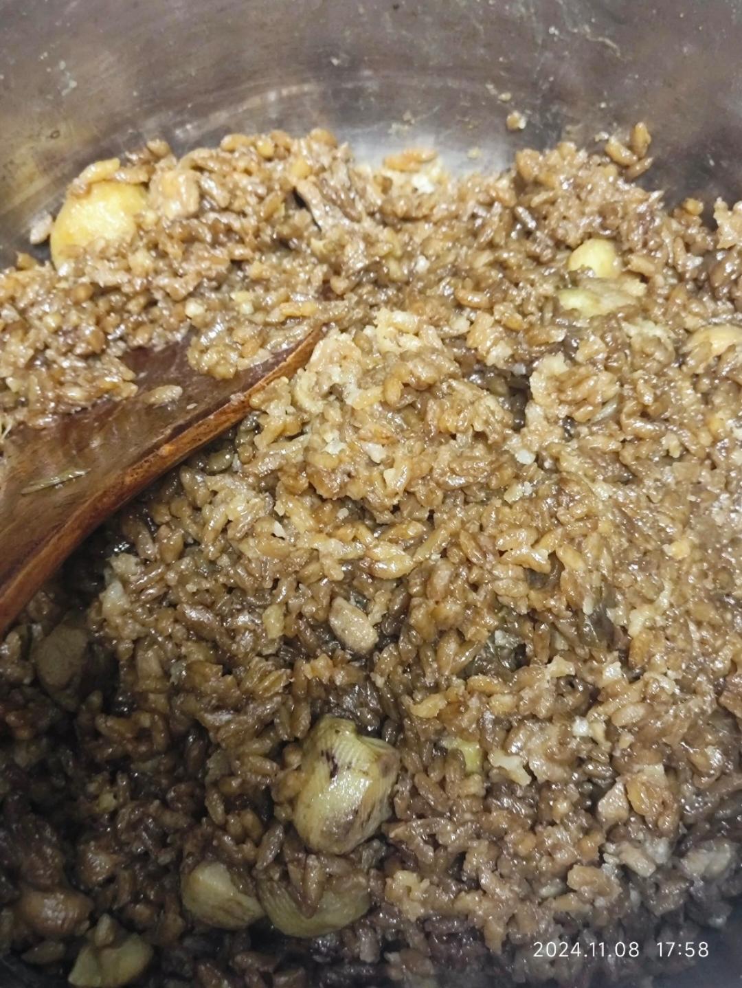 【电饭煲板栗鸡腿焖饭】