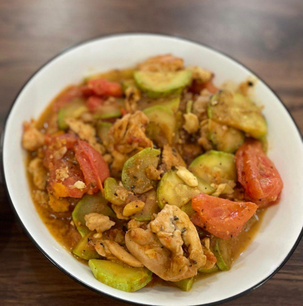 健身减脂午餐——西葫芦炒番茄&鸡胸肉&咸蛋黄