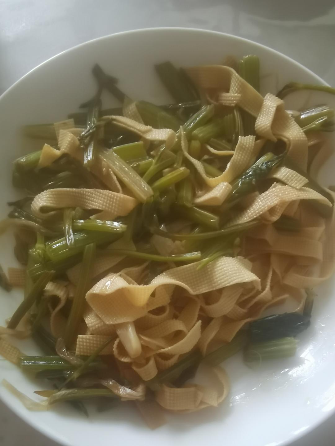 西芹炒豆腐皮