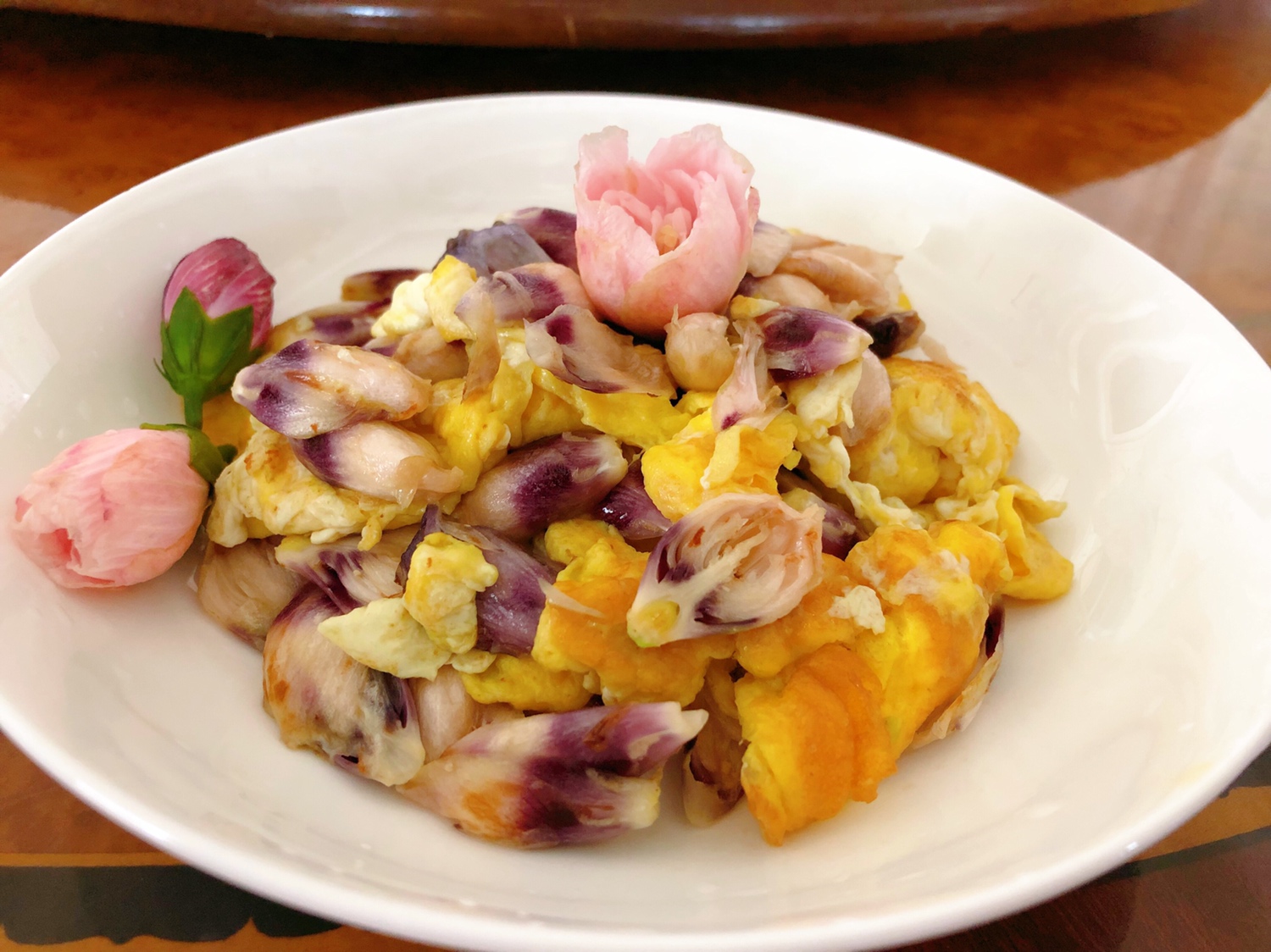 一盘有颜值的菜肴—木槿花炒土鸡蛋的做法