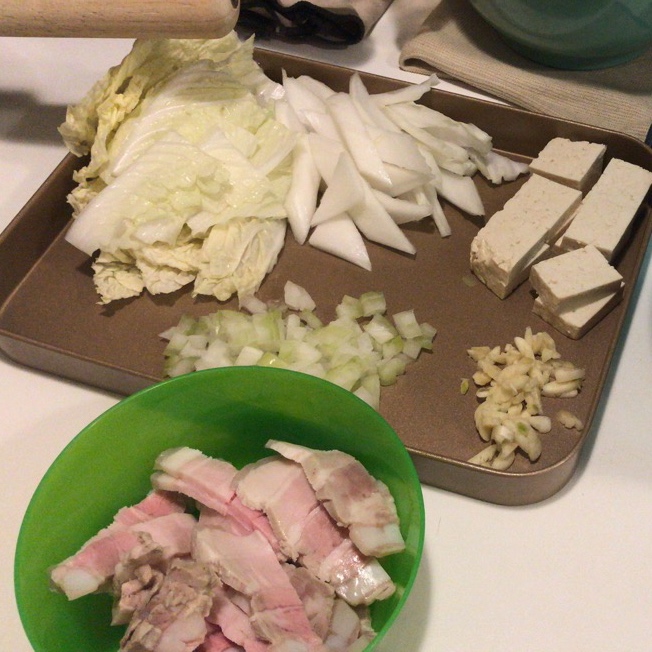 韩式五花肉泡菜豆腐锅的做法 步骤1