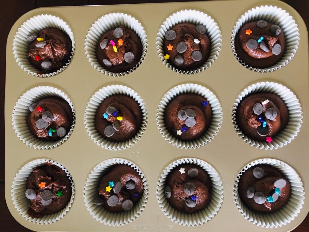 超润巧克力纸杯蛋糕（非常适合裱花、盖糖皮的cupcake方子）