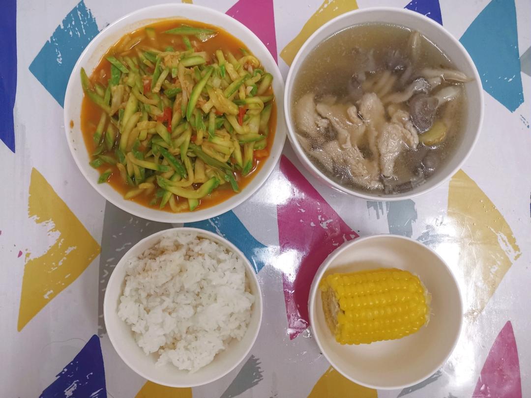 西红柿炒西葫芦