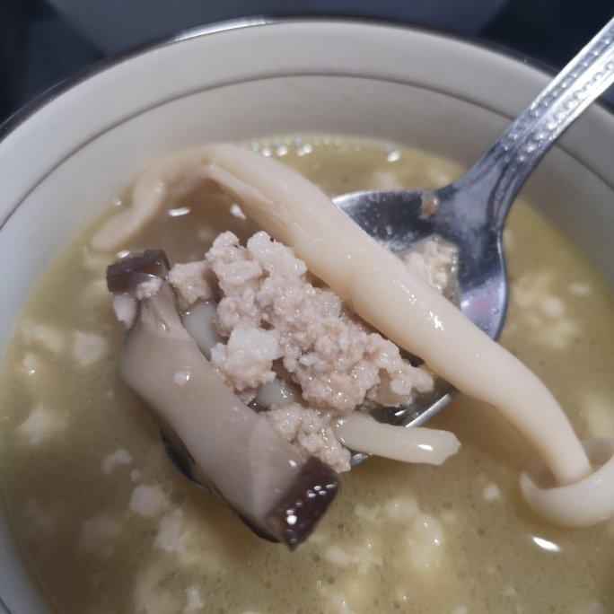 海鲜菇肉丝汤