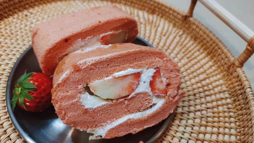 粉嫩草莓蛋糕卷