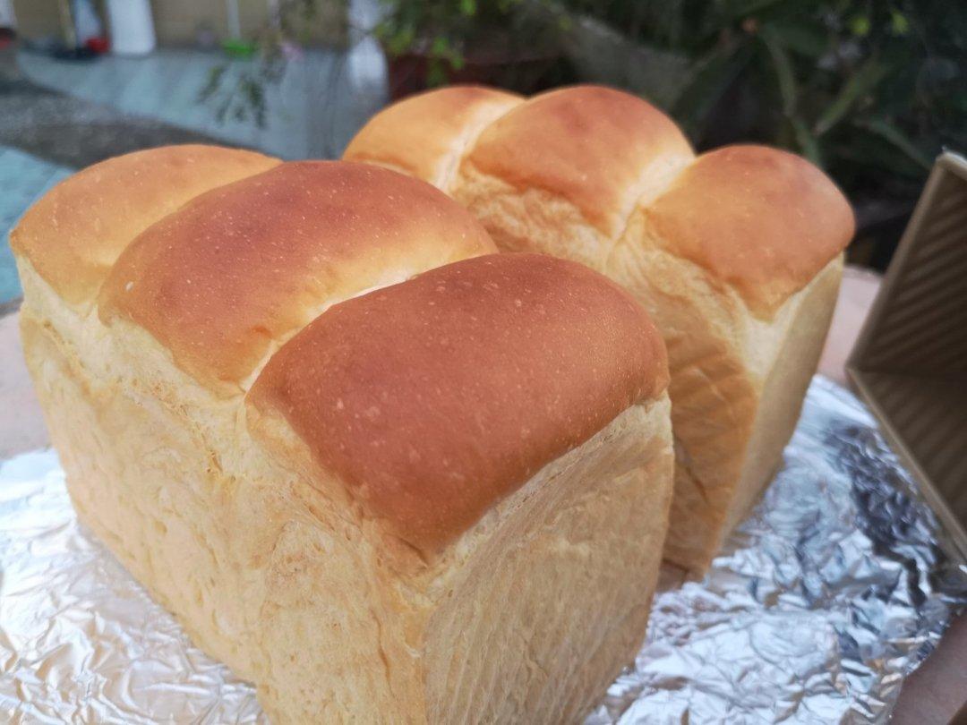 两条超级软的甜甜吐司