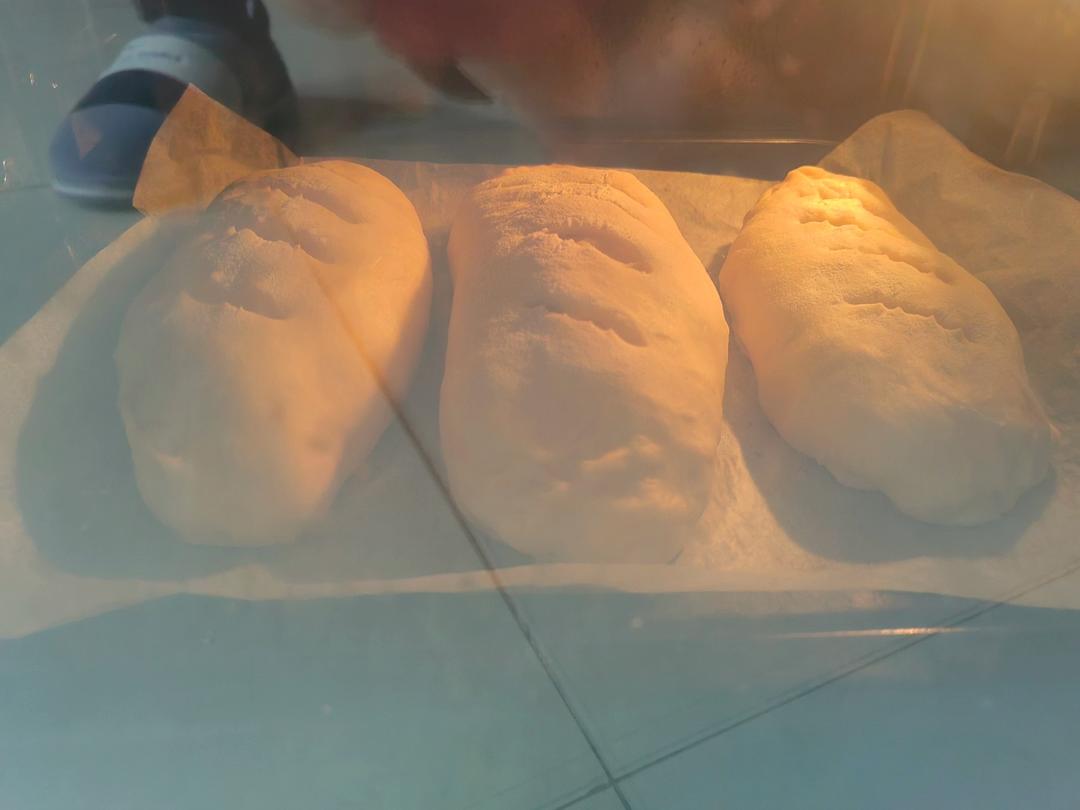 聚会被一抢而空的奶香十足、人人都爱的“葡萄干乳酪夹心软欧包”