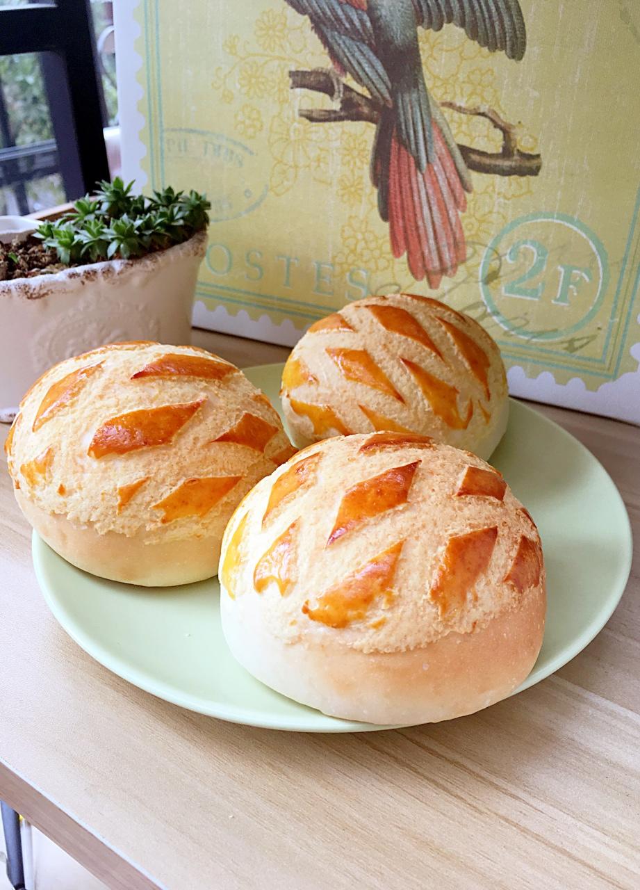 好吃到炸裂的港式菠萝包（附带制作酥皮的小视频）