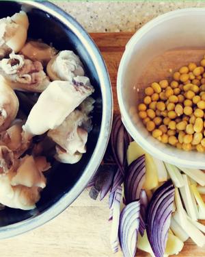 回味无穷的黄豆焖猪手的做法 步骤1