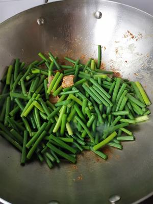 饭饭厨房-第二顿的蒜苔炒肉的做法 步骤5