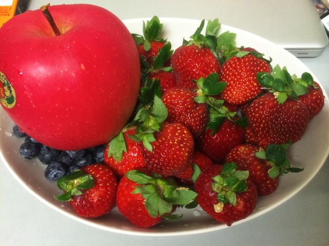 今冬第一颗草莓