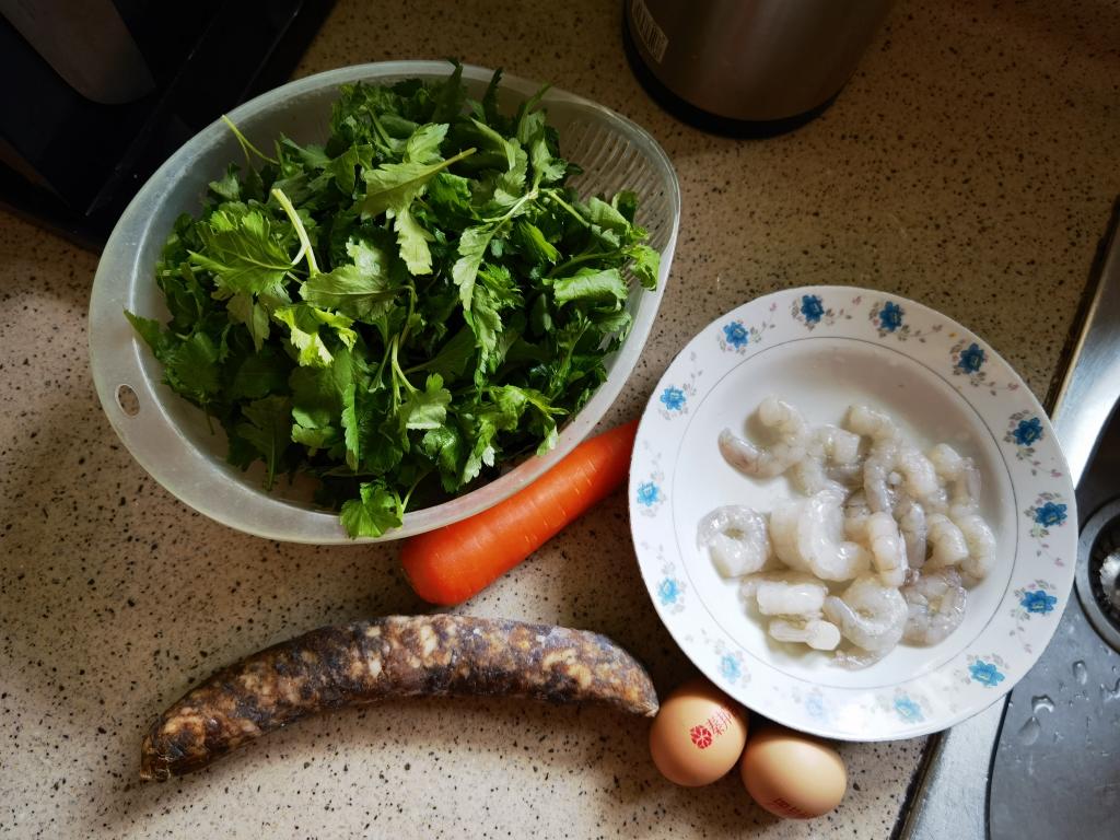 打扫冰箱的存货--菊叶虾仁炒饭的做法 步骤1