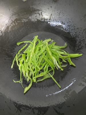 青椒肉丝炒茭白的做法 步骤2