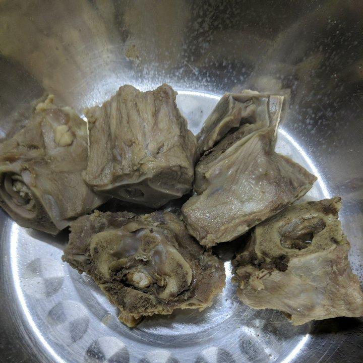 手抓羊脖子