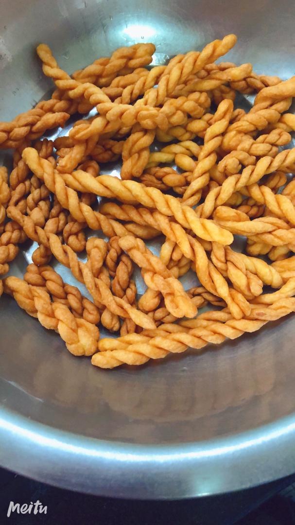 外酥内软的炸麻花