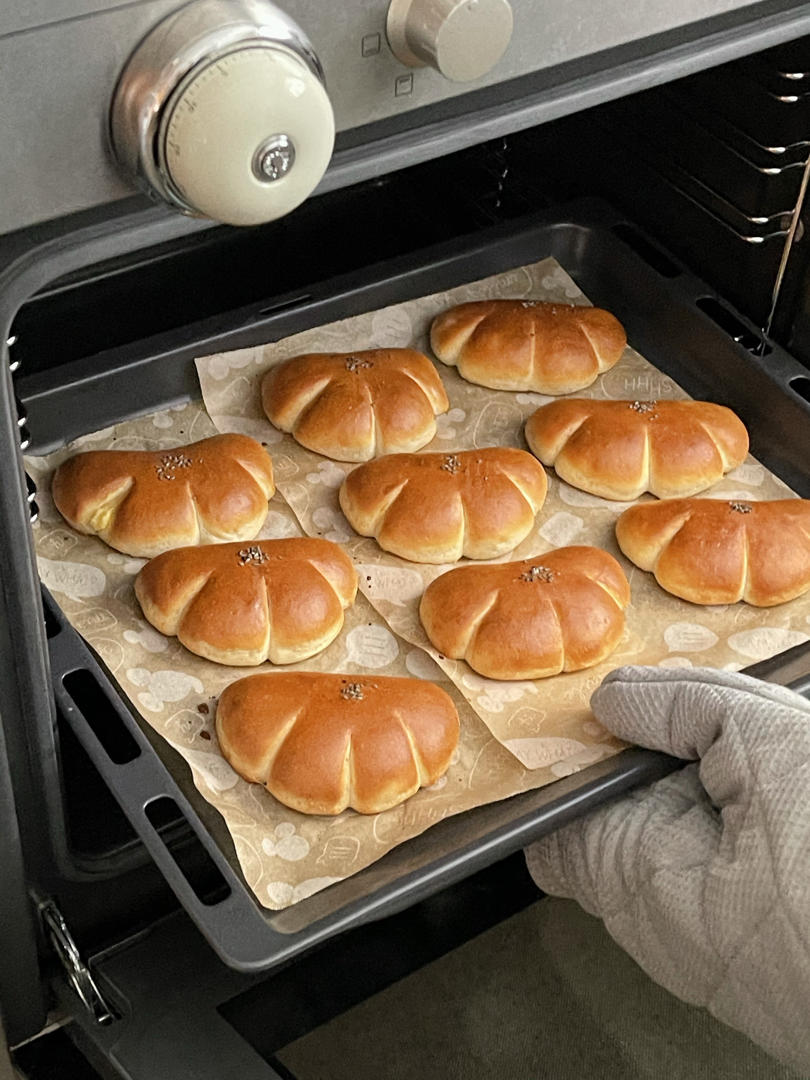 复古卡仕达夹馅面包