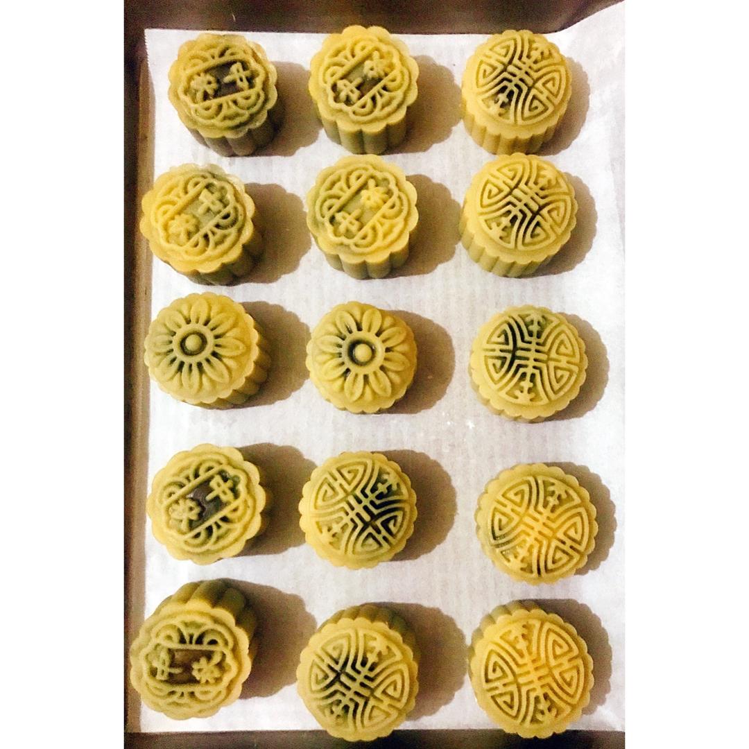 广式月饼—蛋黄芝麻月饼