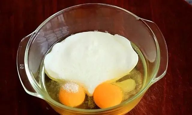 1盒酸奶2个鸡蛋，上锅一烙，真香！孩子一次吃5个！的做法 步骤2