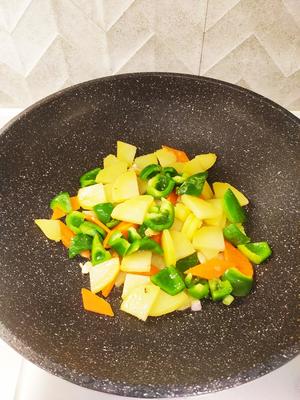 素炒三样（土豆、红萝卜、圆椒）的做法 步骤6