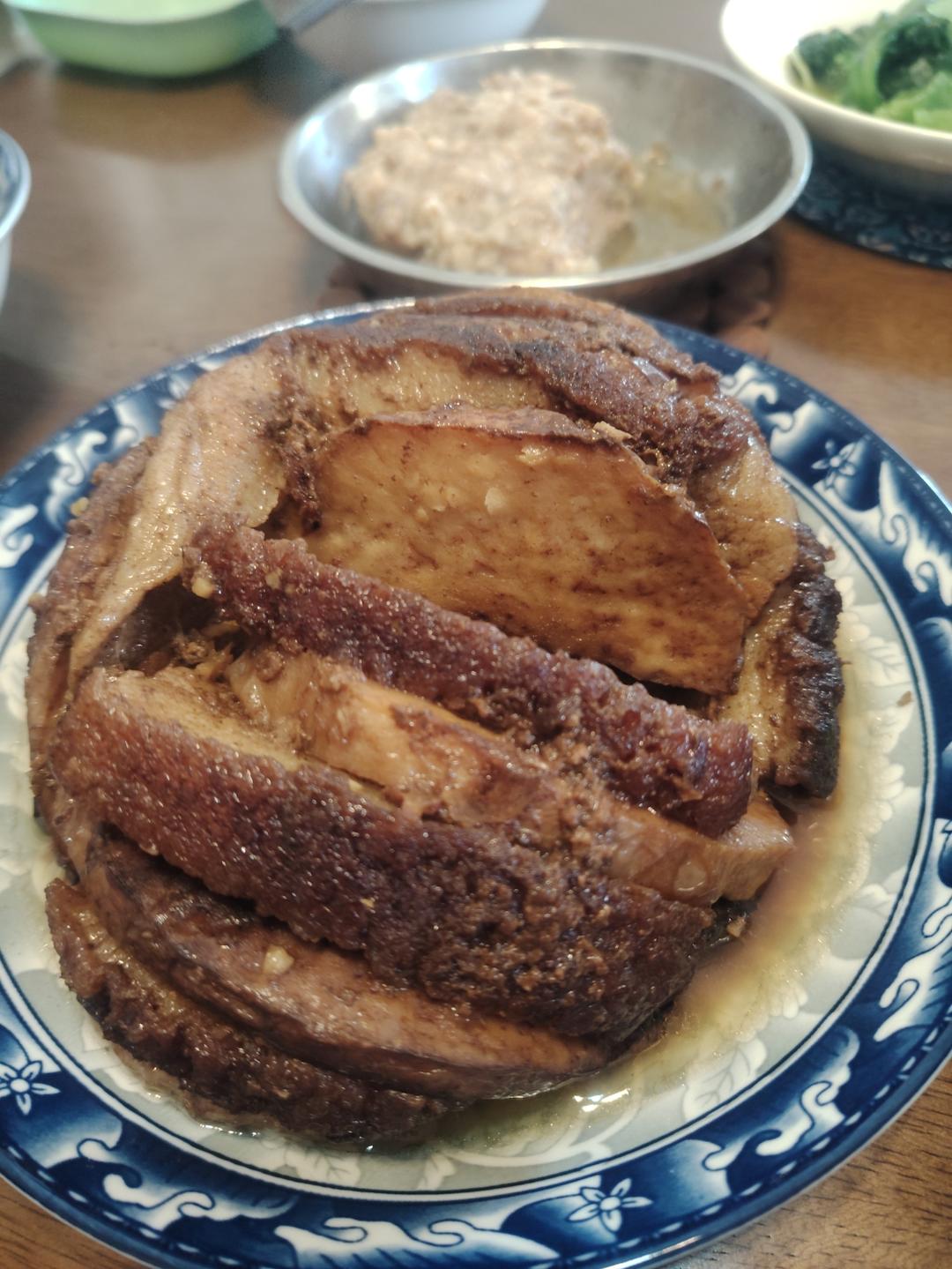 厨师长教你：广西“黄田芋头扣肉”的做法，香甜软糯，肥而不腻