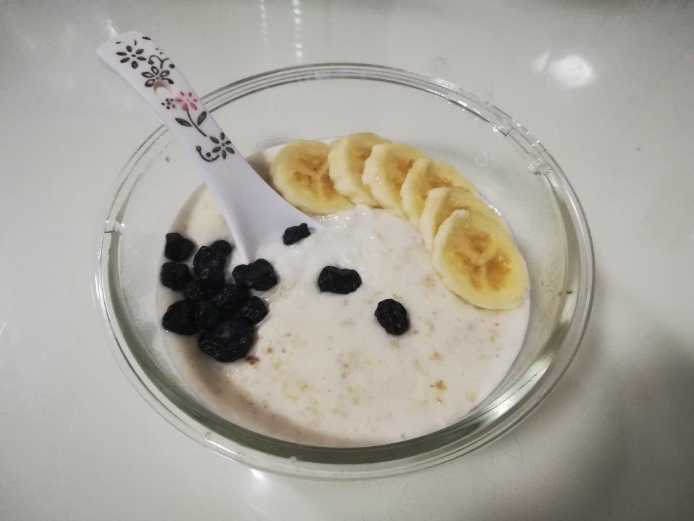 牛奶燕麦泡香蕉（减肥快手早餐）