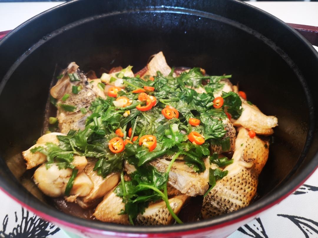 珐琅铁锅焗鲈鱼