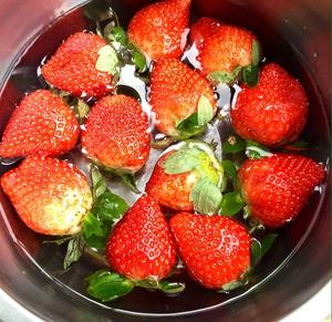 自制草莓果酱的做法 步骤1