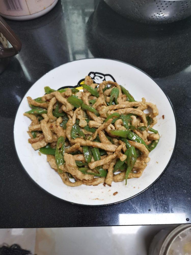 经典的家常菜，青椒炒肉丝，简单的食材也能做出如此美味