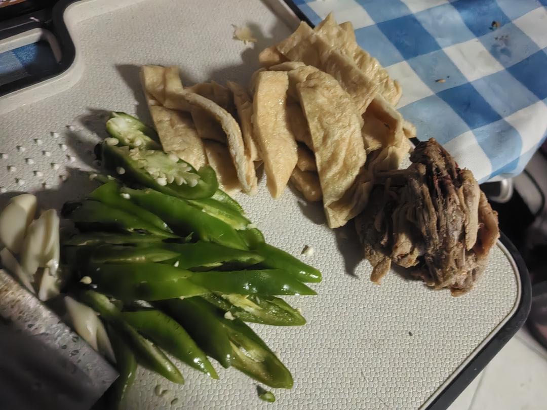 大蒜炒肉丝油豆腐