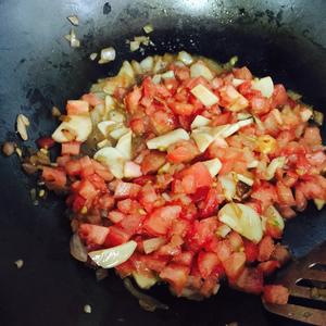 茄汁鲜虾火腿意面的做法 步骤3