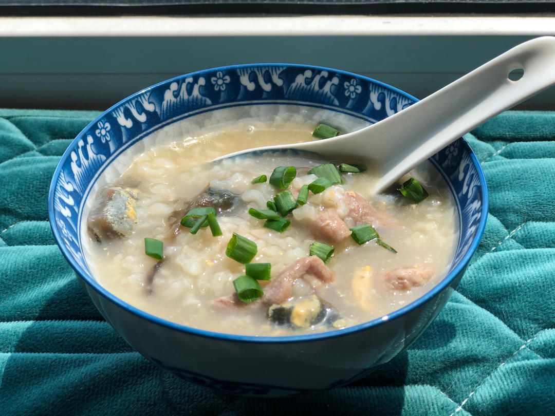 妈妈👩教我做的皮蛋瘦肉粥🥣简单快捷美味😋