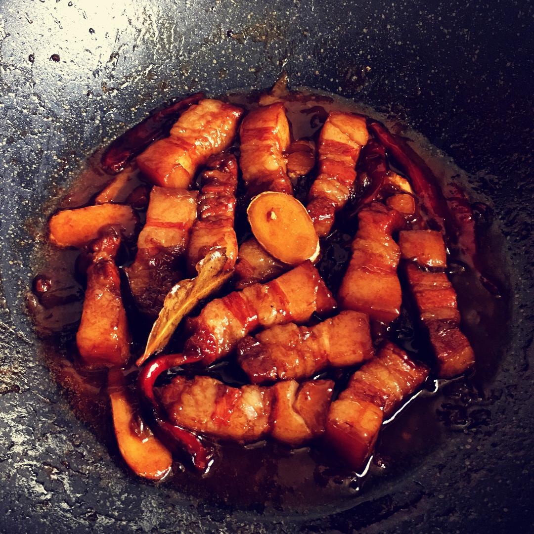 吃着碗里望着锅里的红烧肉