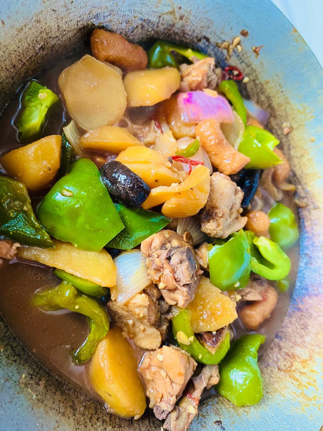 冷冻切块鸡肉焯水 加料酒去腥 香菇土豆圆葱切块备用,酱切片老抽半