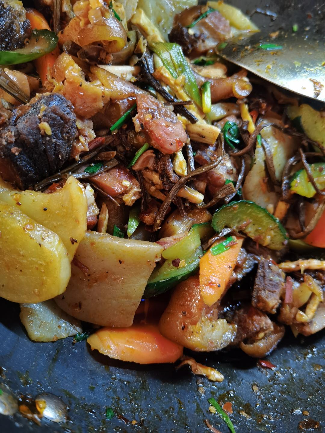 麻辣香锅烟熏腊猪脚｜超级美味