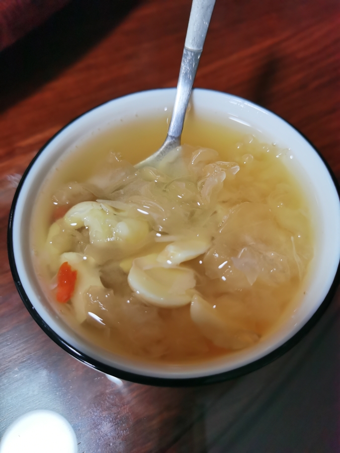 银耳莲子百合甜汤的做法