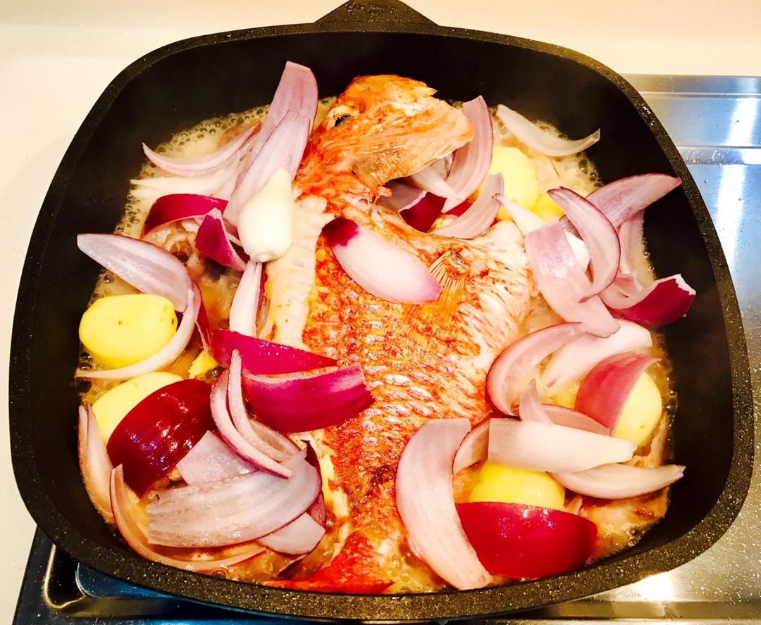 洋葱薯仔焖"铁将军".准备开饭.