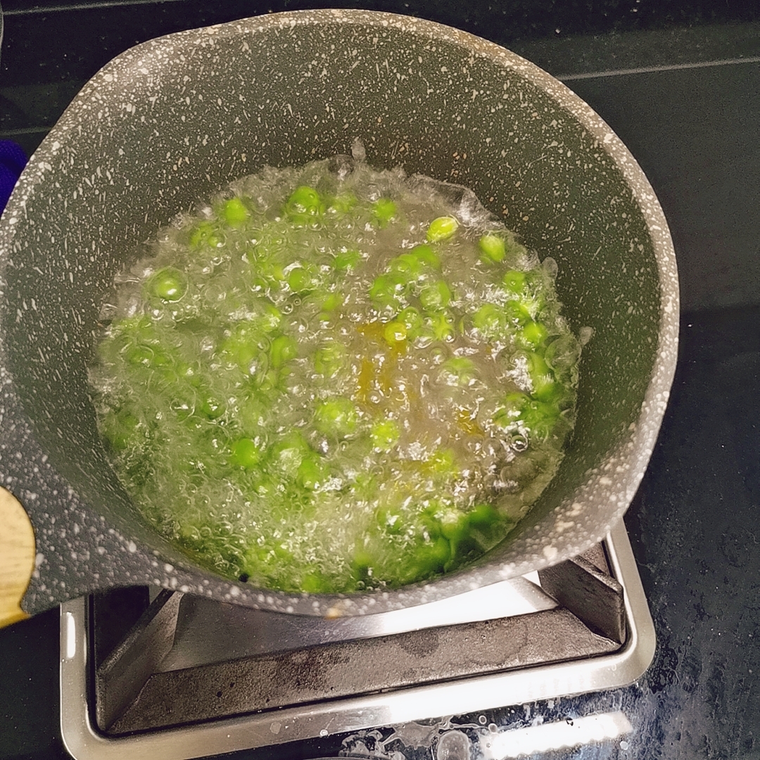 菠萝炒饭（附挖菠萝肉教程）的做法 步骤7