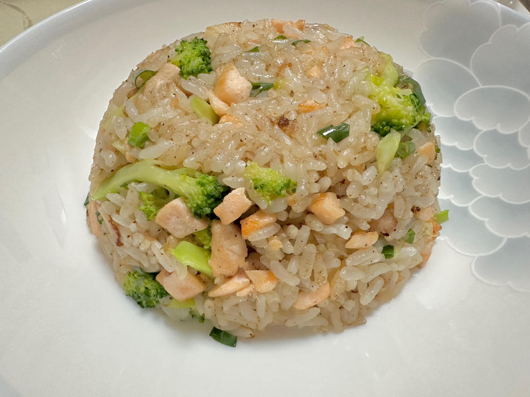 蒜香黄油三文鱼炒饭