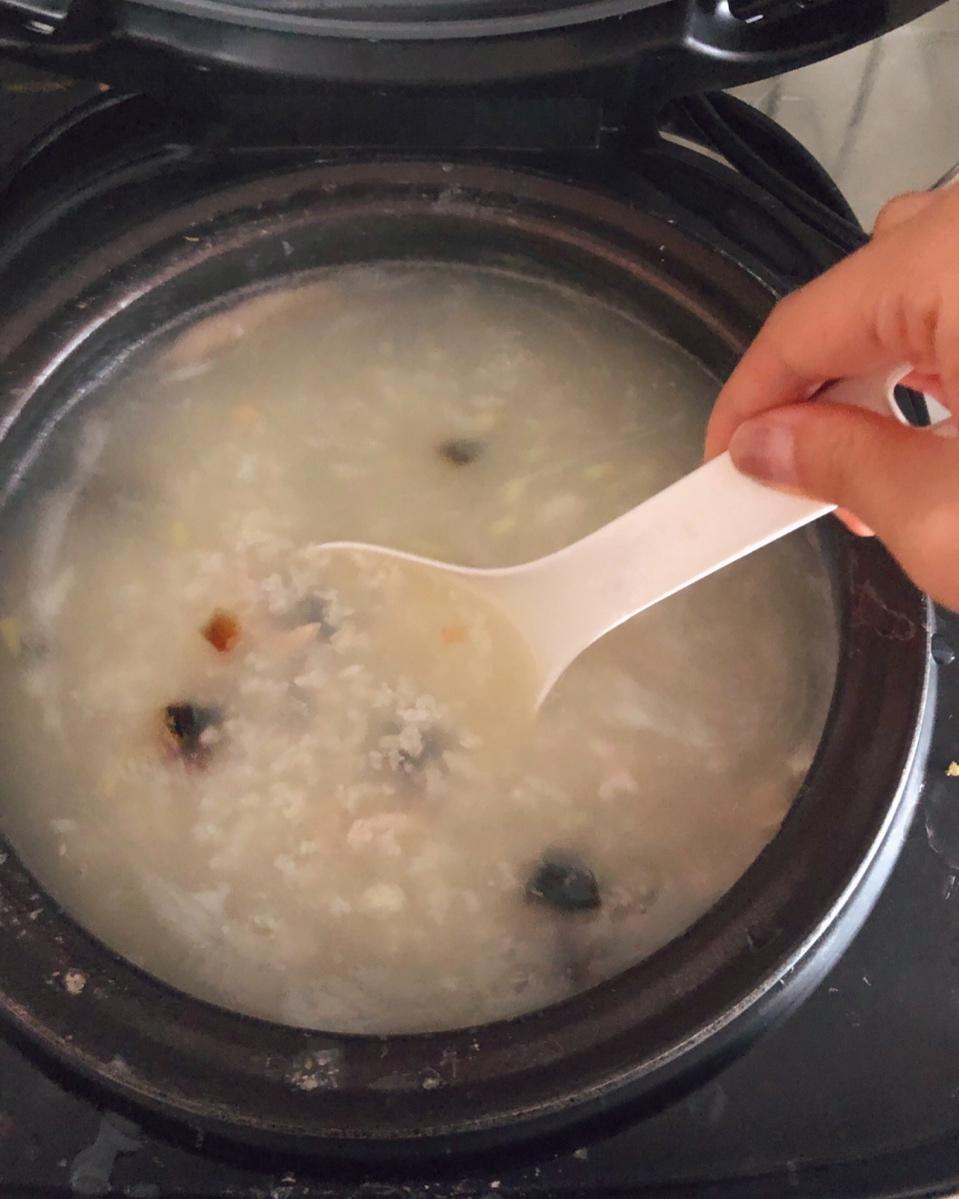 小逗鲨做的十五分钟快手之香滑皮蛋瘦肉粥附五分钟电饭煲电压力锅更
