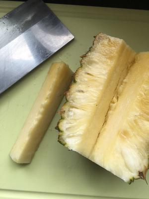 方便食用且美观的「菠萝🍍切法」的做法 步骤2
