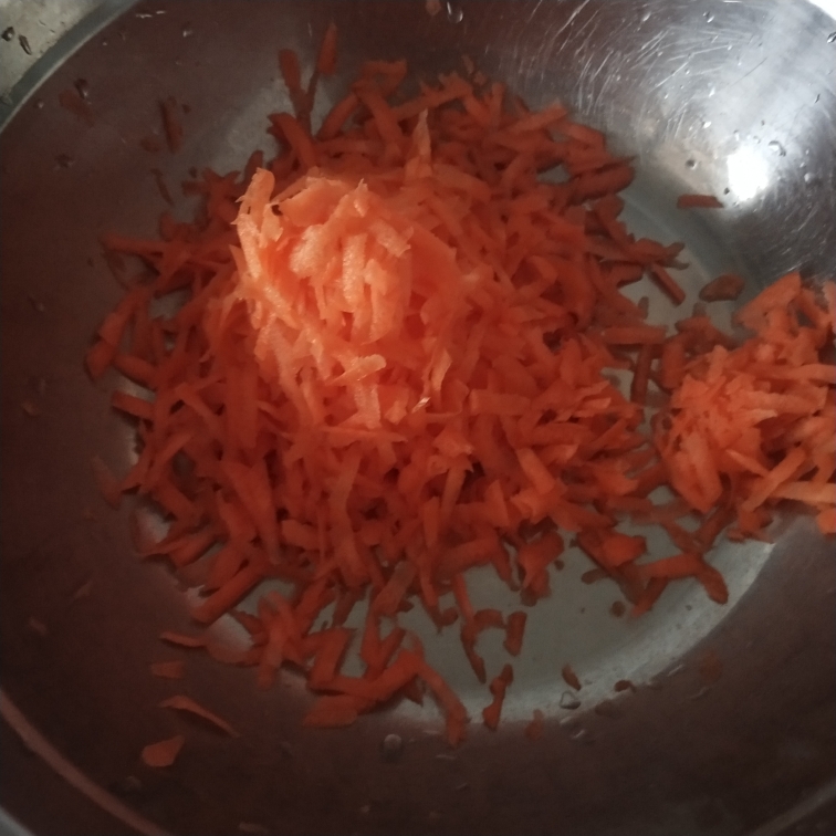 专治不爱吃菜——喷香芹菜土豆胡萝卜鸡蛋饼的做法 步骤2