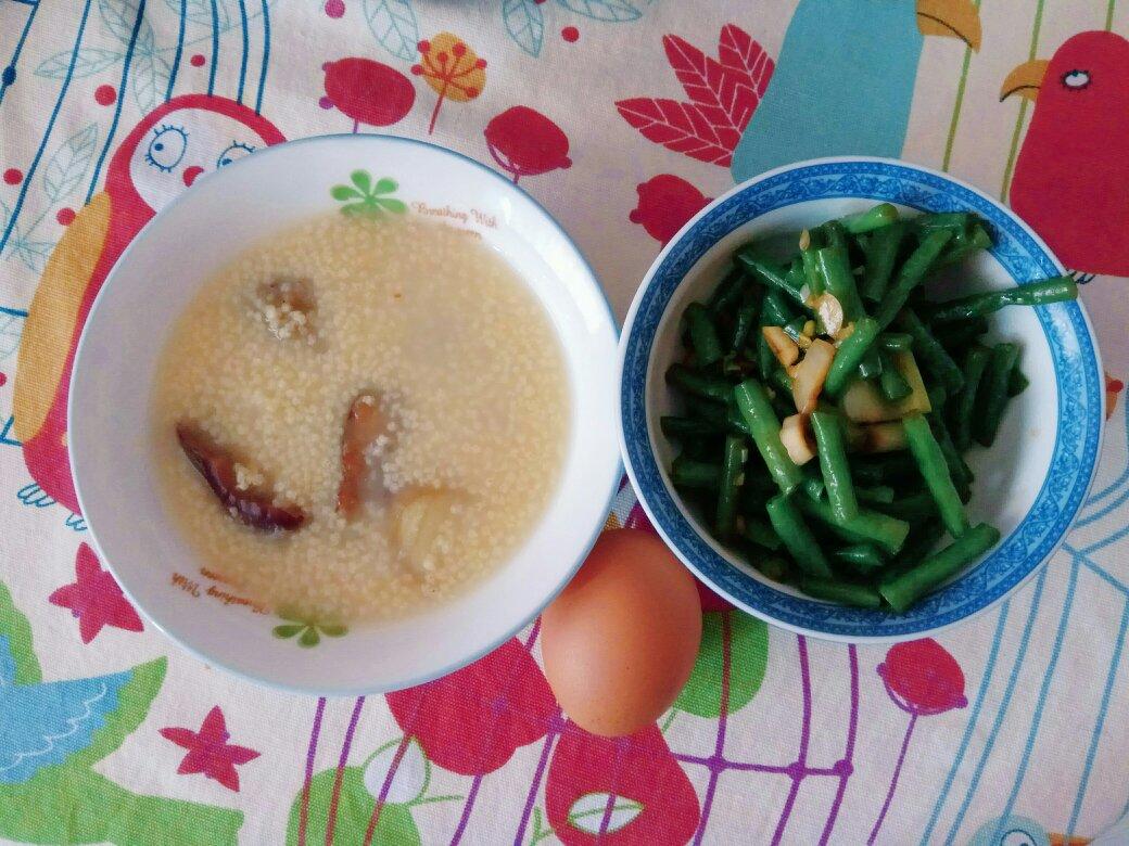 红枣小米粥,鸡蛋,炒豇豆.  android 拍摄于