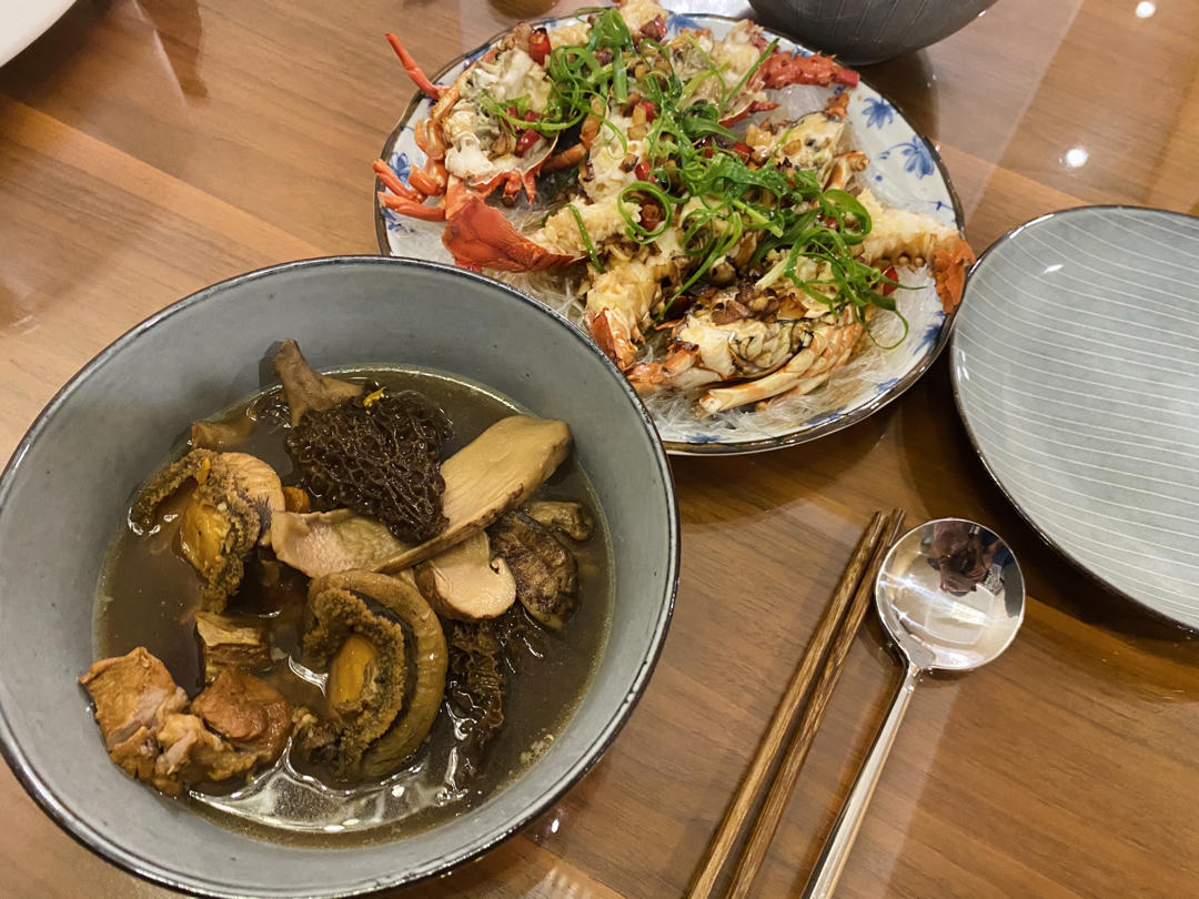 补肾补脑老少咸宜——松茸羊肚菌鲍鱼排骨汤