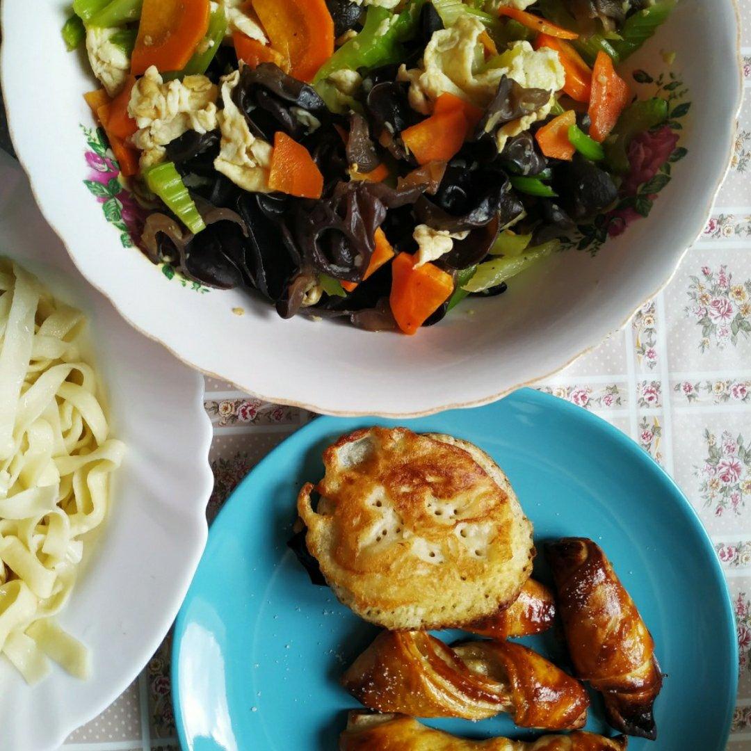 芹菜木耳炒鸡蛋