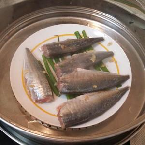 香蒸竹荚鱼的做法 步骤3