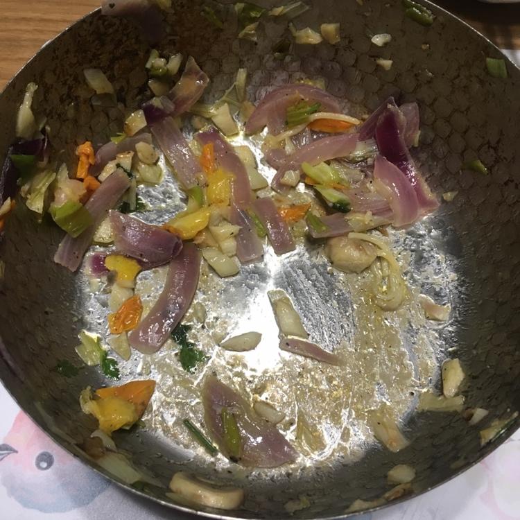 《咖啡之友》蒜油大虾意面