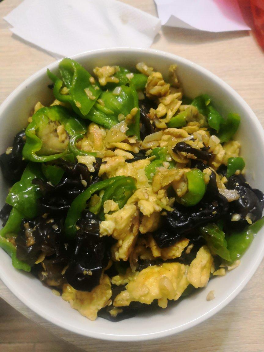 黑木耳青椒炒鸡蛋（营养又下饭）