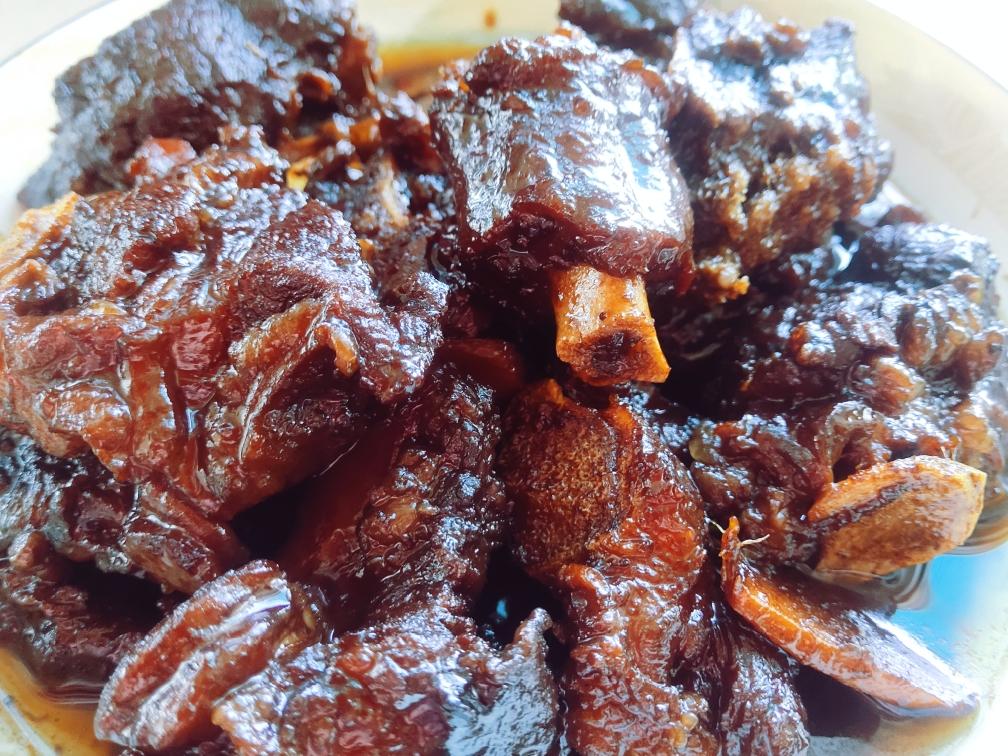 酥烂入味的红烧牛尾骨