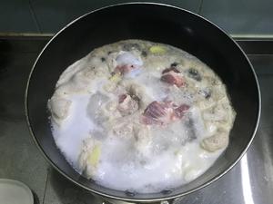 筒子骨煨藕汤的做法 步骤2