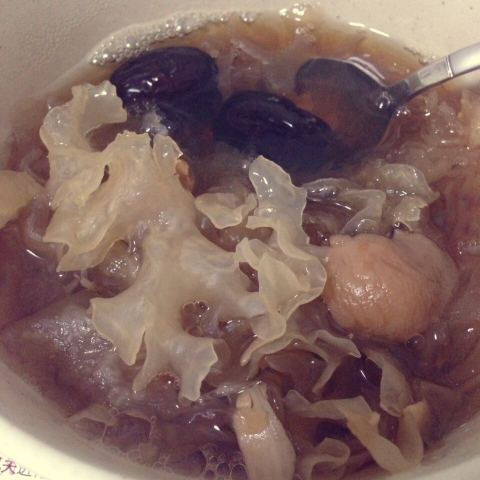 冰糖银耳红枣汤